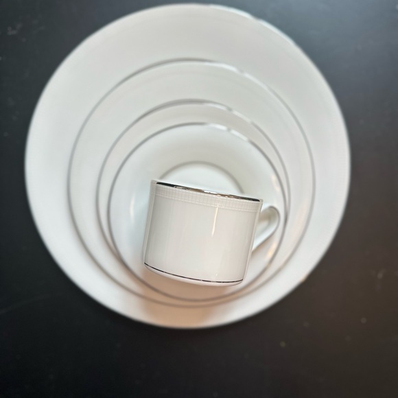 8 plate settings - Tribeca Lenox Bone China - Picture 4 of 9